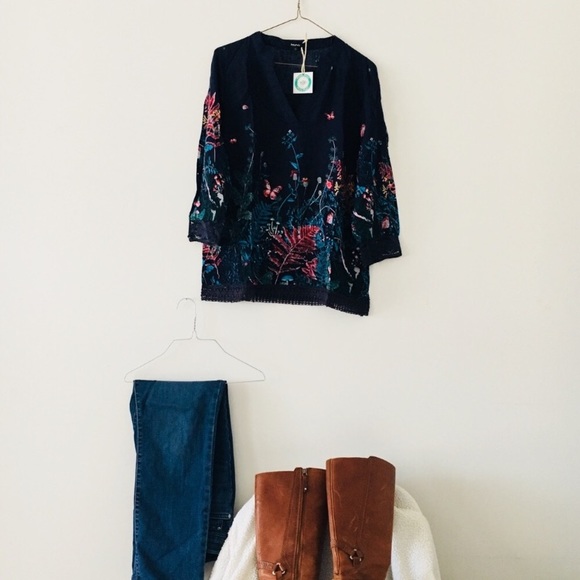 Lace Hem Navy Floral 3/4 Sleeve Blouse - Picture 4 of 6